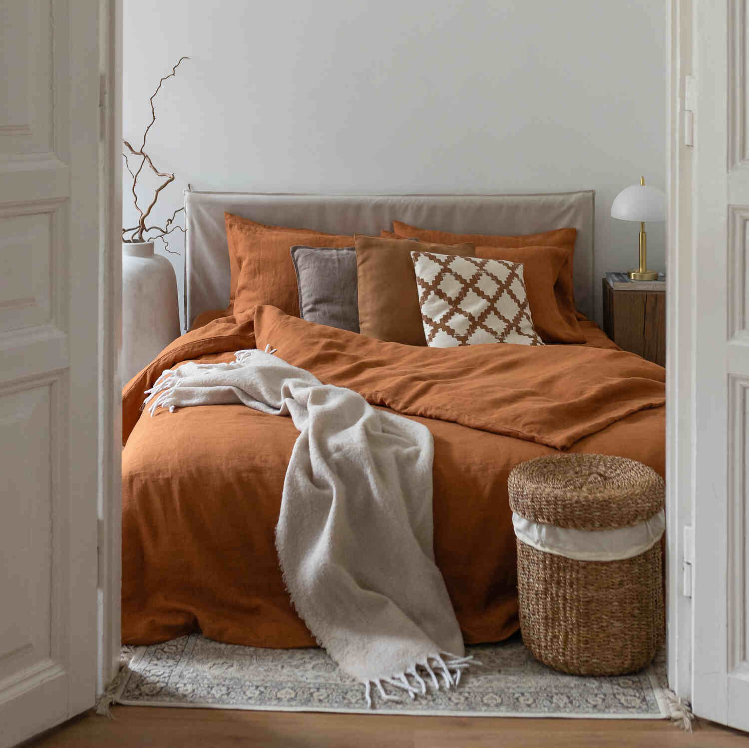 Cinnamon linen fitted sheet (2)