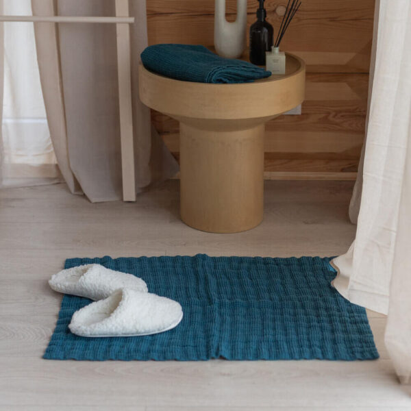 Linen waffle bath mat in Deep Water (2)